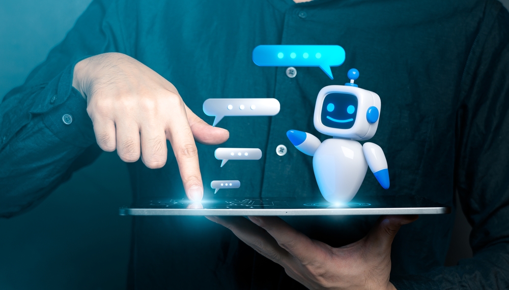 Personne conversant avec un chatbot