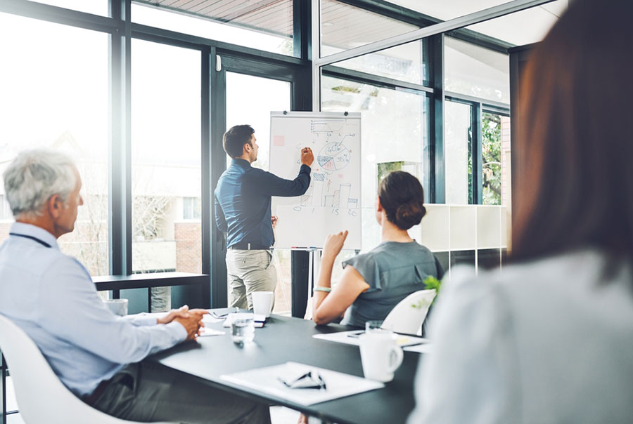 Formateurs dispensant à un groupe de personnes une formation 